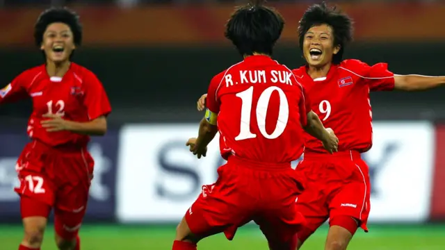 Jogadoras da Coreia do Norte comemorando gol contra a Suécia na Copa do Mundo feminina7games aplicativo bet2007.