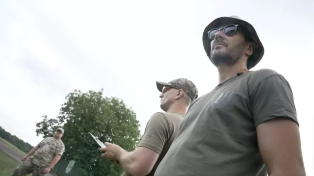 ခရီးသွား ကုမ္ပဏီ တစ်ခုမှာ ဒရုန်းအော်ပရေတာ အဖြစ် လုပ်ကိုင်ခဲ့ဖူးတဲ့ အန်တန် (ညာ)က အခု စစ်သားတွေကို ဒရုန်းမောင်းနည်းနဲ့ အရှောင်းအတိမ်းလုပ်နည်းတွေကို သင်ပေးနေပါတယ်။