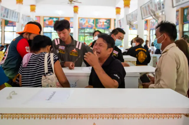 ญ﻿าติผู้เสียชีวิตหลายคนกรีดร้องและหมดสติ