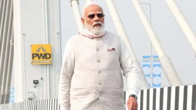 પીએમ મોદીએ ગુવાહાટીમાં એક પુલનું ઉદઘાટન કર્યા પછી એક જાહેર સભાને પણ સંબોધિત કરી