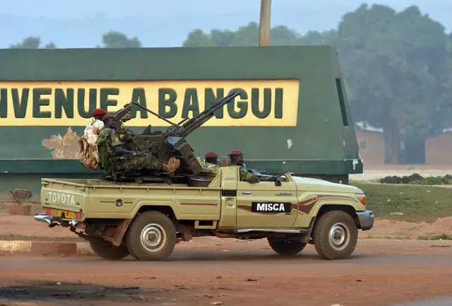 Des militaires dans un pick up avec des armes lourdes