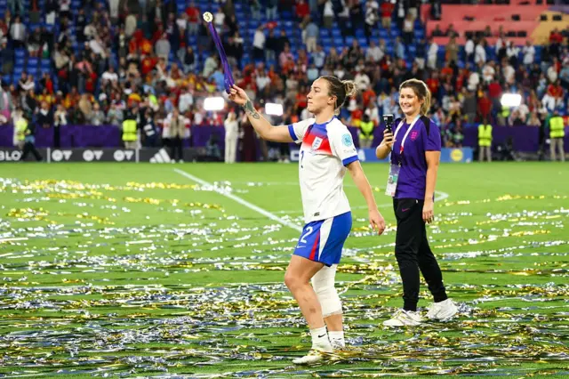 Lucy Bronze sahada yürürken. 