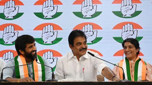 कांग्रेस महासचिव केसी वेणुगोपाल (बीच में) और बजरंग पुनिया के साथ विनेश फोगाट 