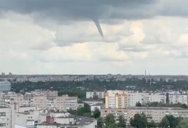 Смерч над Черніговом - скриншот із відео з соцмереж