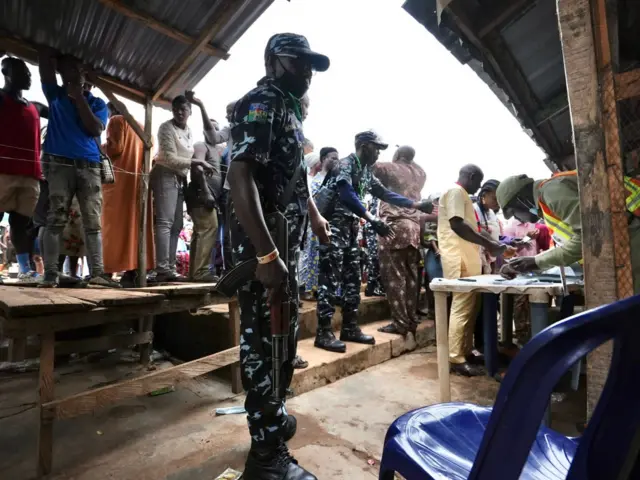 Police dey try calm voters down