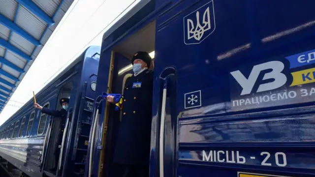 Потяг на пероні вокзалу