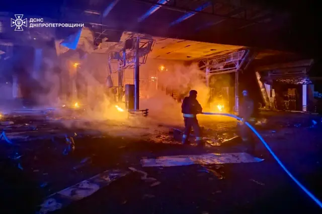 пожежник гасить пожежу на заправці