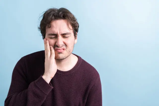 ब्रश करताना थोडं रक्त? सूज? दुर्गंधी? ही 'किरकोळ' लक्षणं गंभीर आजारांची सुरुवात असू शकतात