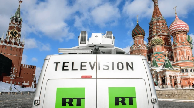 St. Basil Katedrali ve Kremlin’in önünde park etmiş RT yayın aracı
