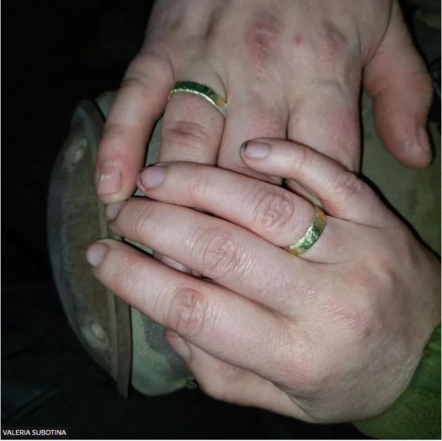 বাঙ্কারের ভেতরে টিনের ফয়েলের তৈরি আংটিতে বিয়ে হয় তাদের