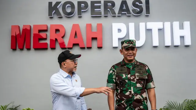 Menko Pangan Zulkifli Hasan (kiri) berbincang dengan Pangdam IV/Diponegoro Mayjen TNI Achiruddin (kanan) saat meninjau Koperasi Desa/Kelurahan Merah Putih (KDKMP) Sampangan yang telah rampung dibangun di Semarang, Jawa Tengah, Jumat (30/1/2026).