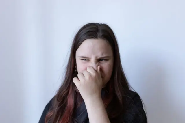 एखाद्या गोष्टीला कुबट किंवा उग्र वास येत असेल तर त्यात जिवाणू असू शकतात. 