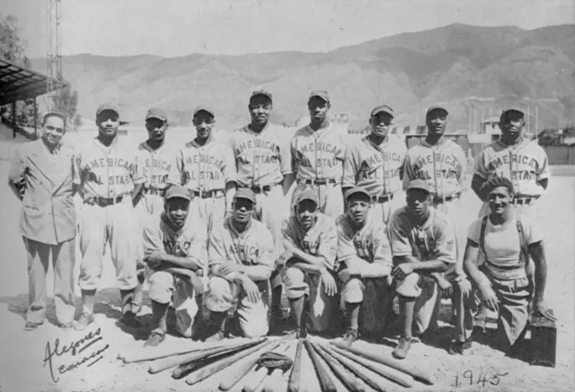 Equipo de beisbol en un estadio