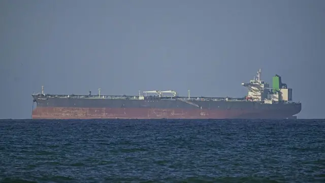 Вид на суда, направляющиеся к Ормузскому проливу после заключения двухнедельного временного перемирия между США и Ираном; снято в Омане 8 апреля 2026 года