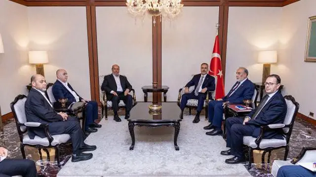 Hamas heyeti ve Fidan süslü işlemeli koltukların olduğu ortada sehpa duran bir odada oturuyor.