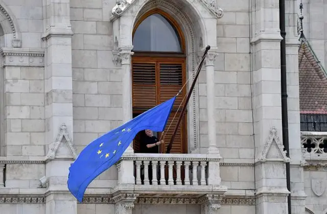 AB bayrağı Meclis penceresinden dalgalanıyor. 