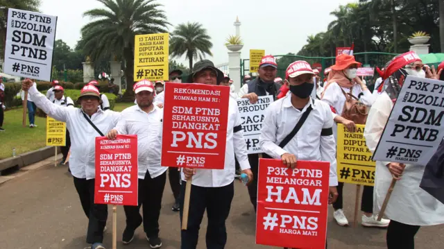 Sejumlah dosen yang tergabung dalam Ikatan Lintas Pegawai (ILP) Perguruan Tinggi Negeri Baru (PTNB) se-Indonesia, melakukan unjuk rasa di kawasan Patung Kuda, Jakarta, Senin (20/3/2023). Dalam aksi tersebut meraka menyatakan keprihatinan atas sikap pemerintah yang tidak serius dalam mengakomodir status kepegawaian para dosen dan tenaga kependidikan (tendik)