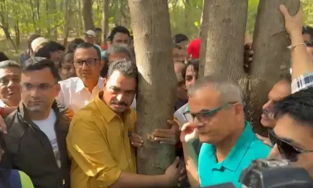 तपोवनाला भेट दिल्यानंतर तेथील झाडांना आलिंगन करताना सयाजी शिंदे