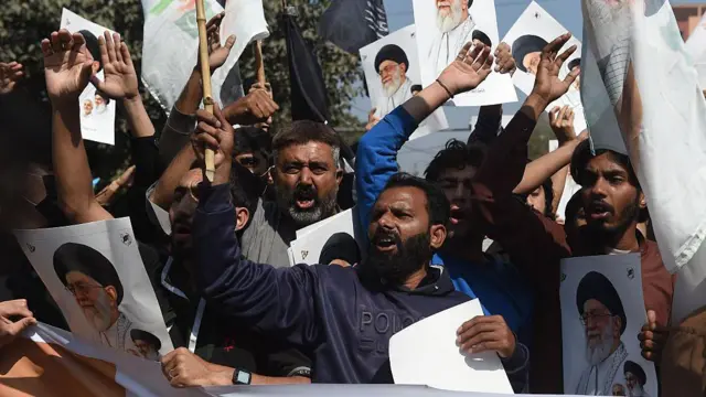 Пакистанские шиитские мусульмане скандируют лозунги и держат плакаты во время протеста, осуждающего совместные военные удары США и Израиля по Ирану в Лахоре.