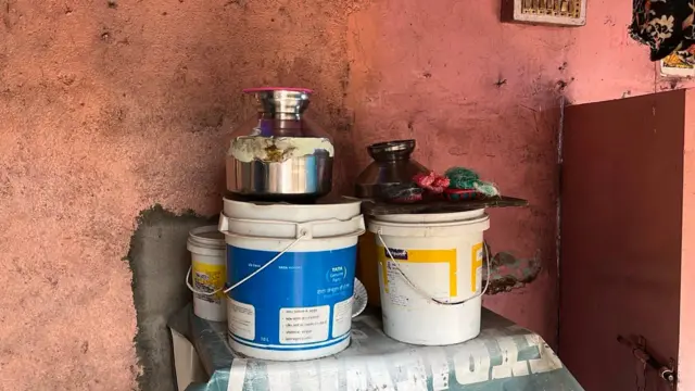 वाढत्या उकाड्यात आणि पावसाच्या प्रतीक्षेत असलेल्या मुंबईत धरणांतील पाणीसाठा तळ गाठत आहे. त्यामुळे पाणीटंचाईची चिंता आता अनेक कुटुंबांच्या दैनंदिन आयुष्याचा भाग बनली आहे.