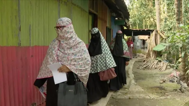 নির্বাচনে সক্রিয় থাকতে দেখা গেছে জামায়াতে ইসলামীর নারী কর্মীদের