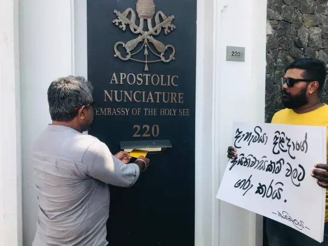 ධීවරයන් පිරිස විසින් ශූද්ධෝත්ම පාප් තුමන්ගේ කොළඹ සිටින නියෝජිත හිමියන්ට ද තම ගැටලු ඇතුළත් සංදේශයක් ද භාර දෙන ලදි.