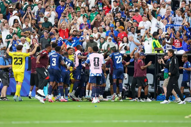 Para pemain dan ofisial Tanjung Verde merayakan keberhasilan mereka bisa menembus babak 32 besar Piala Dunia, setelah menahan imbang Arab Saudi 0-0.