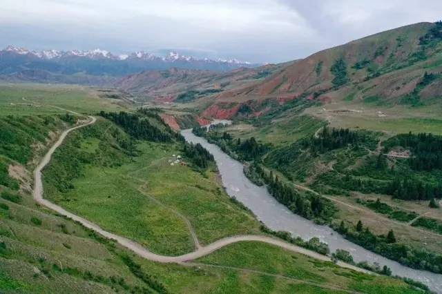 Жетим-Тоо кени Нарын дарыясы башталган жерден башталып, дарыяны бойлой жайгашкан