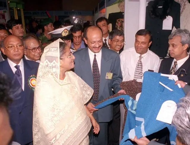 ১৯৯৮ সালে বাণিজ্যমন্ত্রী থাকাকালে একটি অনুষ্ঠানে তৎকালীন প্রধানমন্ত্রী শেখ হাসিনার সাথে তোফায়েল আহমেদ