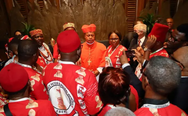 Kadịnal Peter Ebere Okpaleke na ndị ọbịa bịara ịhụ ya