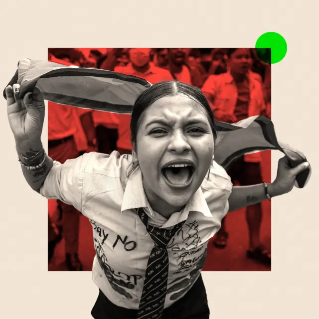 Muandamanaji akipiga kelele wakati wa maandamano nje ya Bunge huko Kathmandu