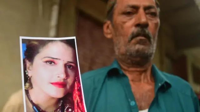 করাচীতে ফেলে আসা জিনিষপত্রের মধ্যে থাকা সীমার ছবি দেখাচ্ছেন তার বাড়ির মালিক