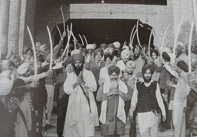 समर्थकों के साथ जरनैल सिंह भिंडरावाले और संत लोंगोवाल.