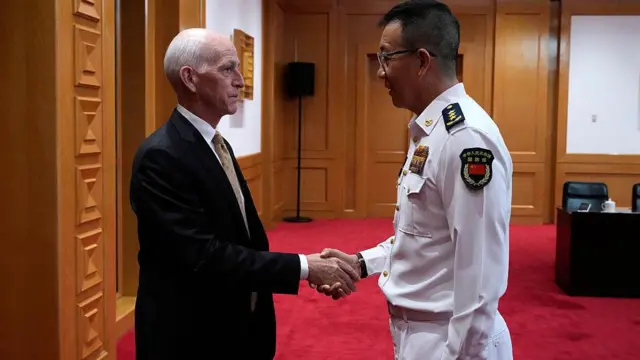 9 月22日,美國眾議院軍事委員會民主黨議員亞當·史密斯(左)與中國國防部部長董軍握手。