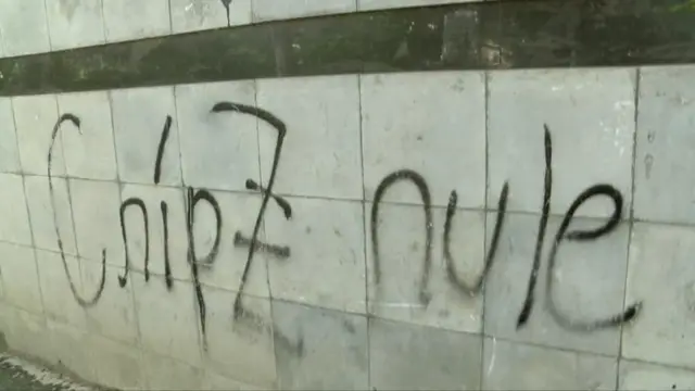 অস্তিত্ব জানান দিতে পাড়া-মহল্লার দেয়ালে কিশোরেররা নিজেদের গ্রুপের নাম লিখে রাখে