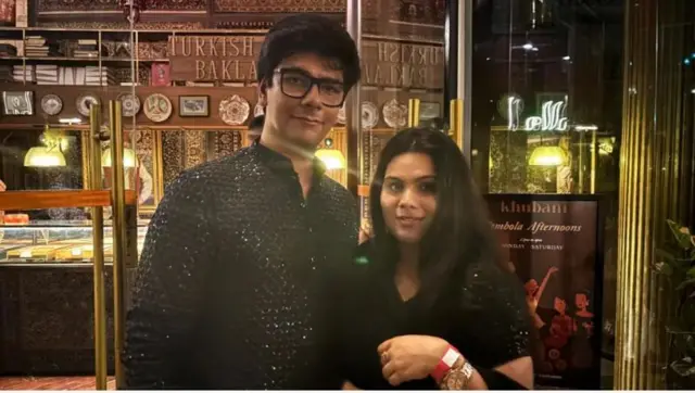 လက်ထပ်ပွဲ မတိုင်ခင် သတို့သမီး သူငယ်ချင်း ဆွေမျိုးတွေနဲ့ အကြိုကျင်းပတဲ့ ဆန်ဂိထ် လို့ခေါ်တဲ့ ပါတီပွဲတုဟာ မေ့မရနိုင်တဲ့ အမှတ်တရတွေ ရှိခဲ့တယ်လို့ ရှီဗန်ဂီ ဆာရီးန် (ယာ) က ပြောပါတယ် 