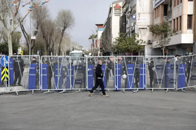 پلیس ضد شورش ترکیه پس از بازداشت شهردار استانبول، خیابانی در نزدیکی اداره پلیس را مسدود کرده است