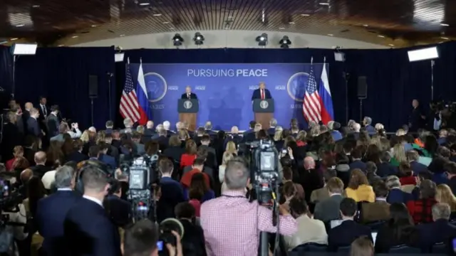 अमेरिकेचे राष्ट्राध्यक्ष डोनाल्ड ट्रम्प आणि रशियाचे राष्ट्राध्यक्ष व्लादिमीर पुतिन