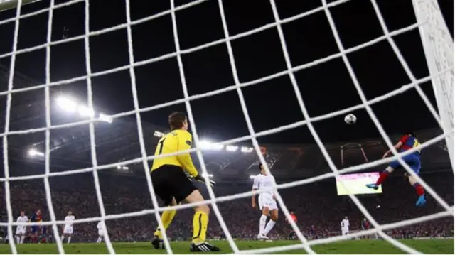 فردیناند فقط توانست نظاره‌گر پرواز مسی و باز شدن دروازه منچستر یونایتد در سال ۲۰۰۹ باشد