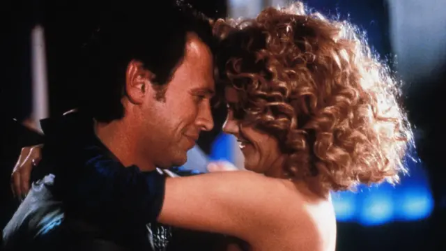 Мушкарац и девојка загрљени и гледају једно у друго 