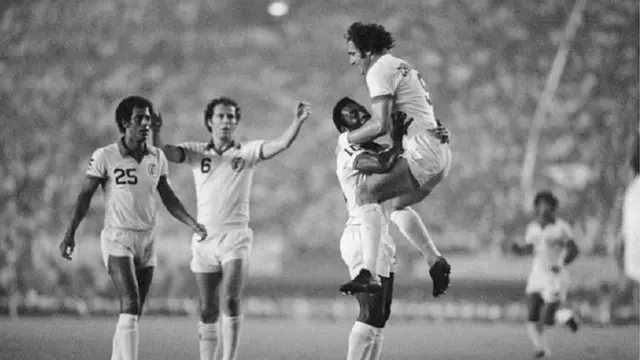 সেই সময়ে পেলে নিউ ইয়র্ক কসমস ক্লাবের হয়ে খেলতেন