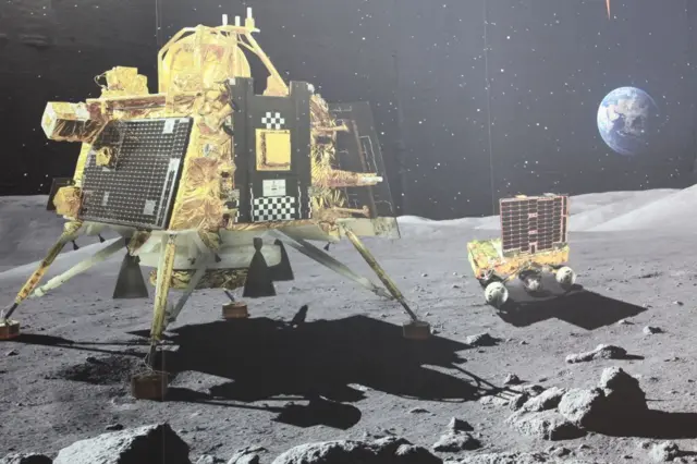 Посадковий модуль "Вікрам" та марсохід "Праг'ян" на поверхні Місяця, діорама Індійського космічного агентства