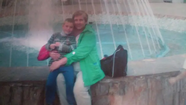 Natalya Filonova in front of a fountain
ရေတံခွန်ရှေ့က ဗိုဗာတို့မိသားစု
