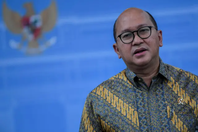 Menteri Investasi dan Hilirisasi Rosan Roeslani memberikan keterangan kepada wartawan usai bertemu dengan Presiden Prabowo Subianto di kompleks Istana Kepresidenan, Jakarta, Selasa (4/2/2025). Rosan Roeslani menyampaikan laporan hasil realisasi investasi di tahun 2024 bahwa investasi telah mencapai target 103,9 persen dengan total Rp1.714,2 triliun dan menghasilkan penyerapan tenaga kerja 2.456.130 orang atau mengalami peningkatan sebesar 34,7 persen dibanding tahun sebelumnya. 