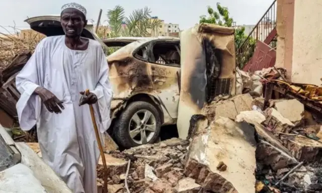مردی در میانه ویرانه‌های ناشی از جنگ در خارطوم پایتخت سودان