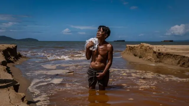 Pertambangan nikel di Mandiodo, Sulawesi Tenggara menyebabkan air laut tercemar.