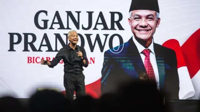 Ganjar Parnowo memberikan presentasi yang berisi poin-poin gagasannya