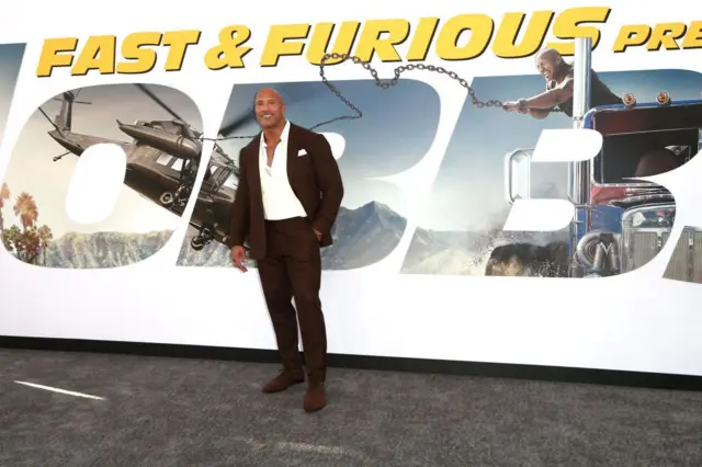 Dwayne Johnson asiste al estreno de "Fast & Furious Presents: Hobbs & Shaw" de Universal Pictures en el Dolby Theatre el 13 de julio de 2019 en Hollywood, California.
