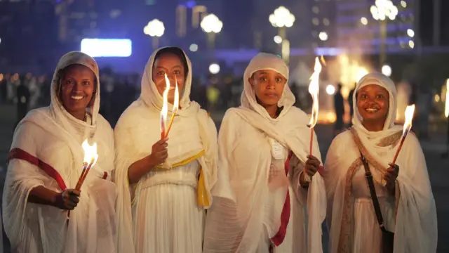 ሰዓብቲ እምነት ክርስትና ናብቲ ደመራ ዝውልዓሉን ሃይማኖታዊ ስርዓት ዝካየደሉን ቦታ ብባህላዊ ኣልባሳት ደሙቖም ይኸዱ።