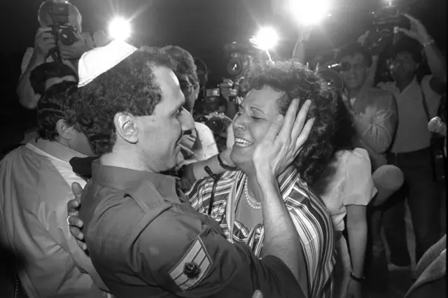 جندي إسرائيلي أطلق سراحه خلال تبادل للأسرى في 21 مايو/أيار 1985